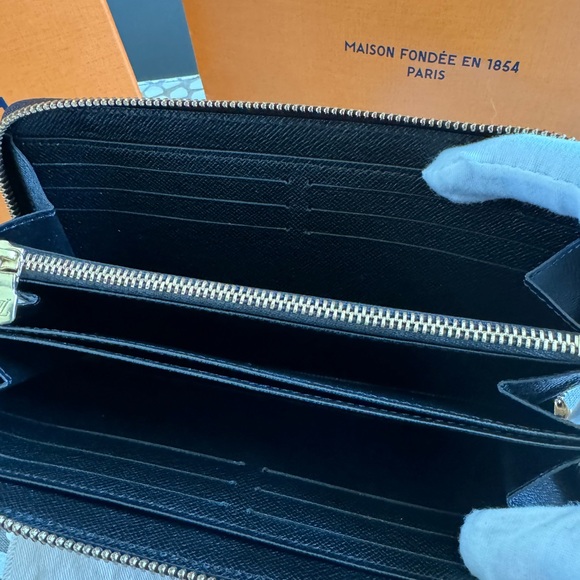 Louis Vuitton Giant Reversed Monogram Wallet - Picture 7 of 8